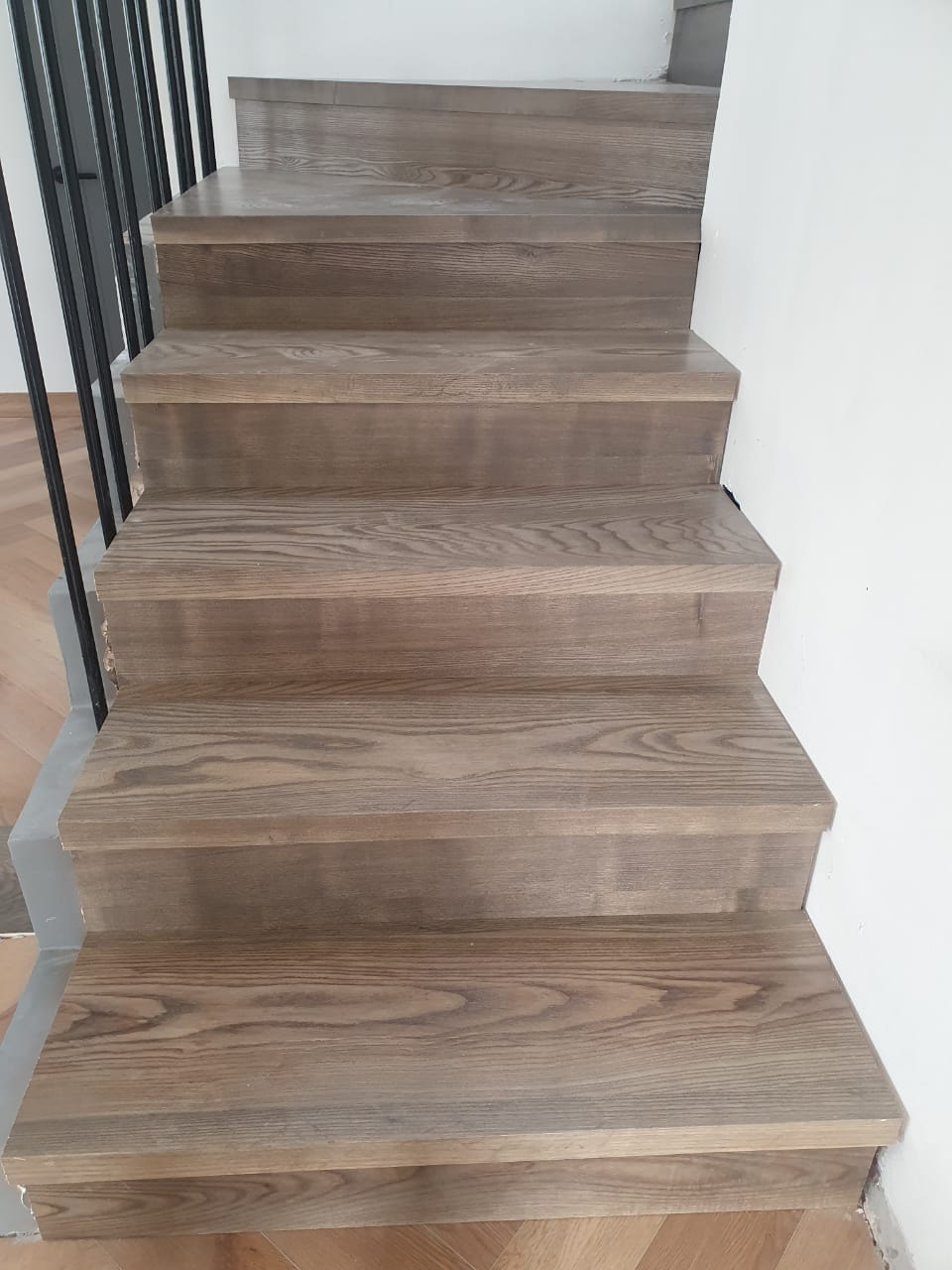 Gradas de madera con veta marcada