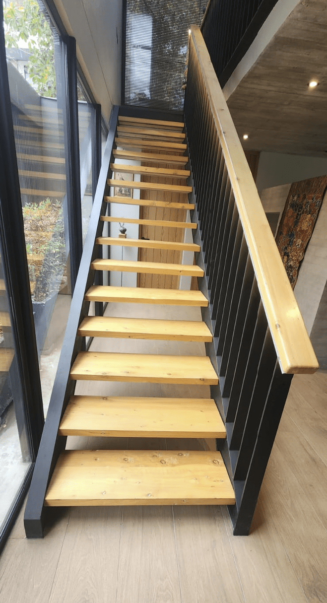Revestimiento de escalera con gradas de madera