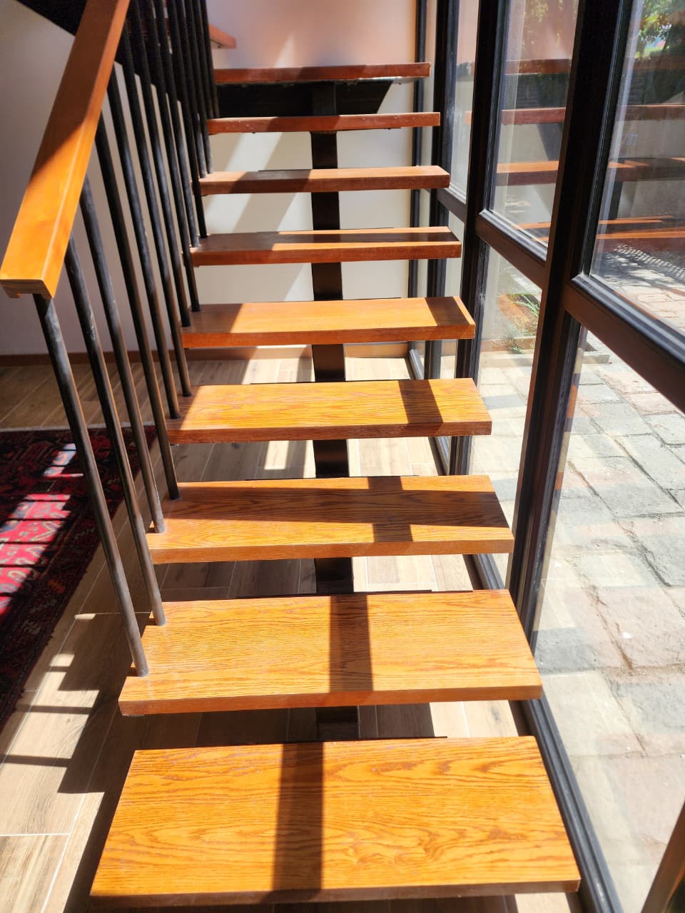 Escalera con gradas de madera y luz natural
