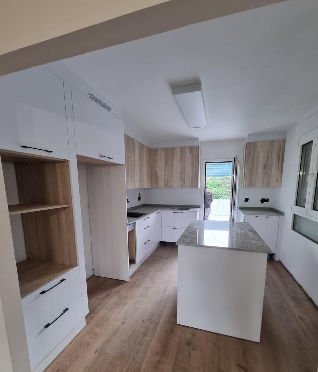 Muebles de cocina a medida en madera y blanco