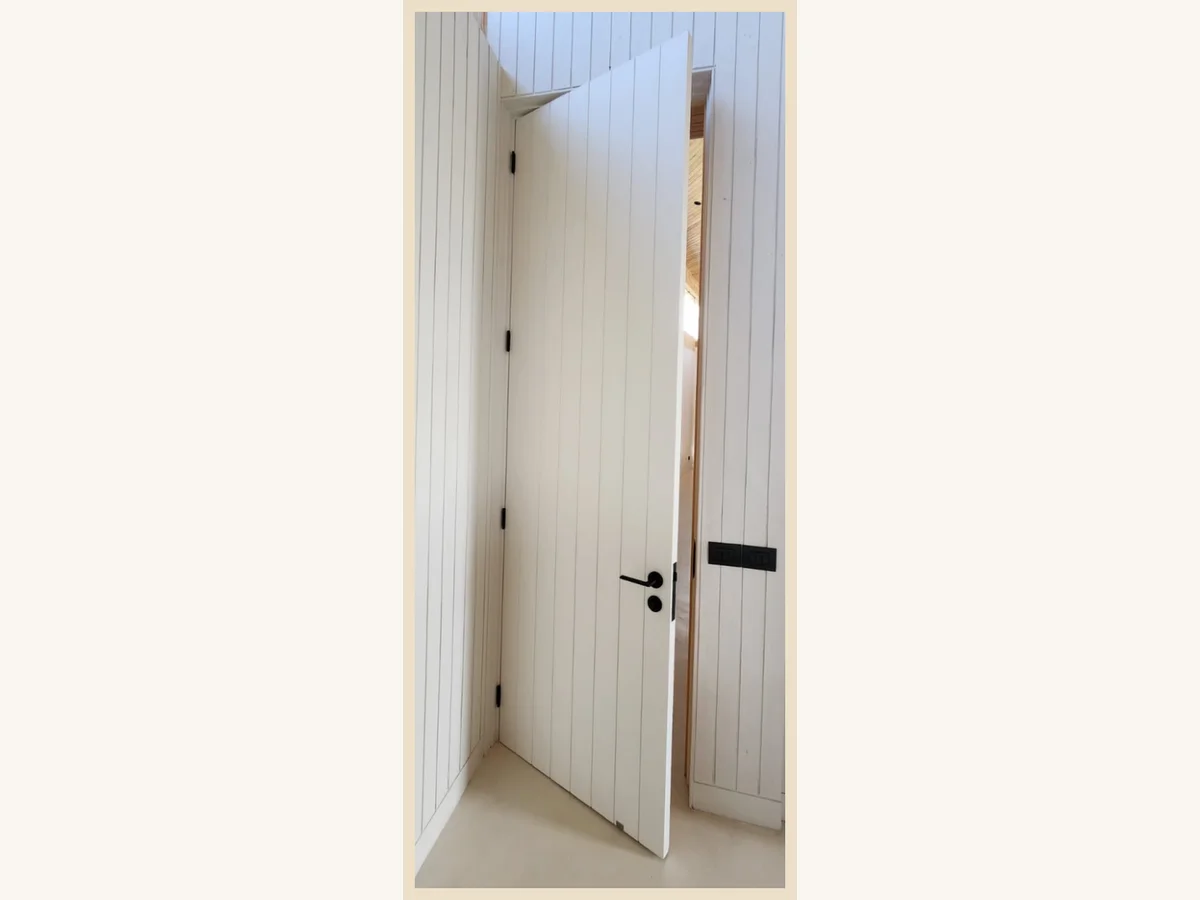 Puerta de abatir MDF desnudo para pintura con canterías verticales - Madera & Diseño