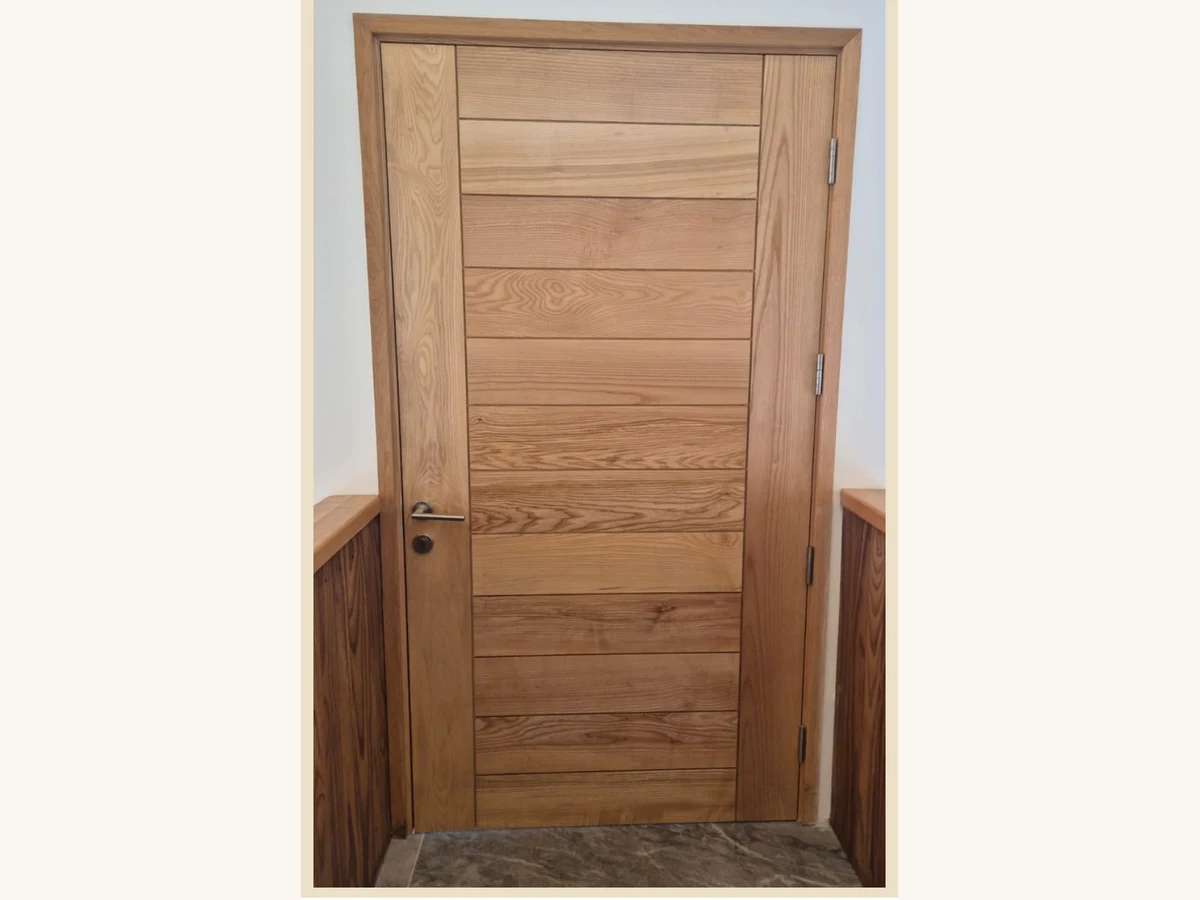 Puerta de acceso modelo Capri sólida en Roble Americano - Madera & Diseño