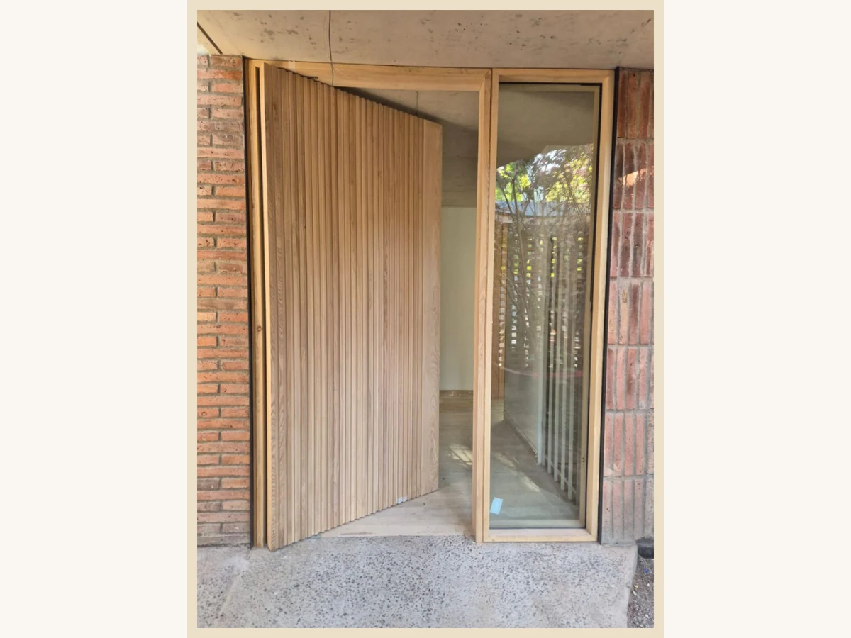 Puerta de acceso en quicio sólida en Roble Americano con tablillas sobrepuestas más lateral fijo para instalar 1 vidrio - Madera & Diseño