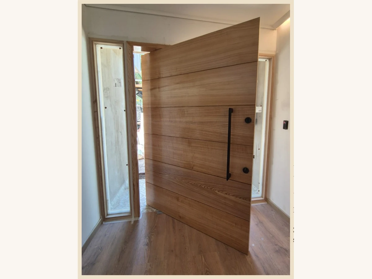 Puerta de acceso en quicio con 2 laterales fijos sólidos en Roble Americano - Madera & Diseño