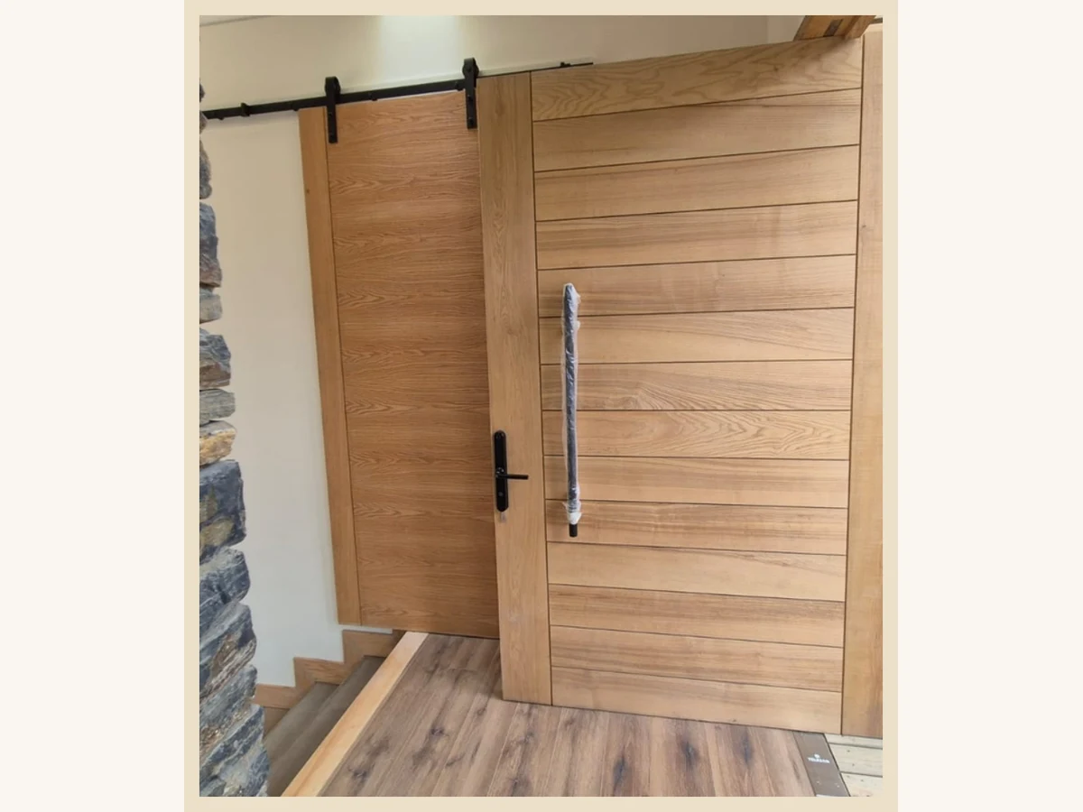 Puerta de acceso en quicio modelo Capri sólida en Roble Americano - Madera & Diseño