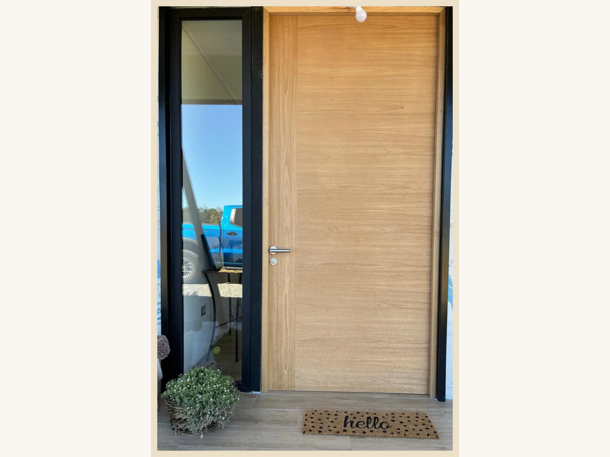 Puerta de acceso modelo Media Capri MDF enchapada en Encina Blanca - Madera & Diseño