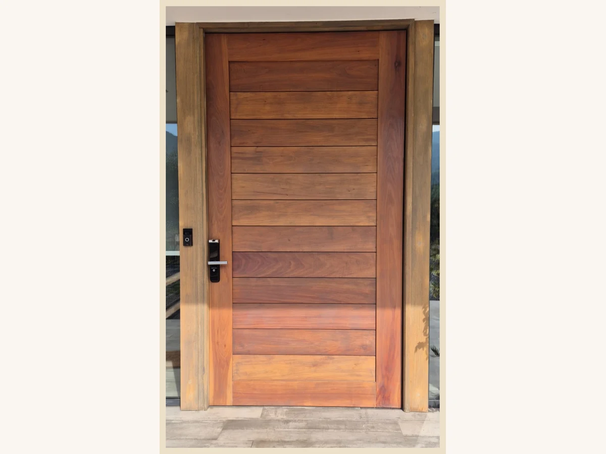 Puerta sólida en Mara con batientes, cabezal y peinazo en 3 pulgadas y tablero en 2 pulgadas - Madera & Diseño