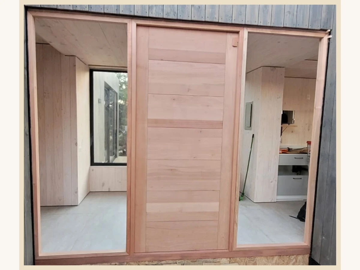 Puerta modelo Capri con 2 laterales fijos sólidos en Mara - Madera & Diseño