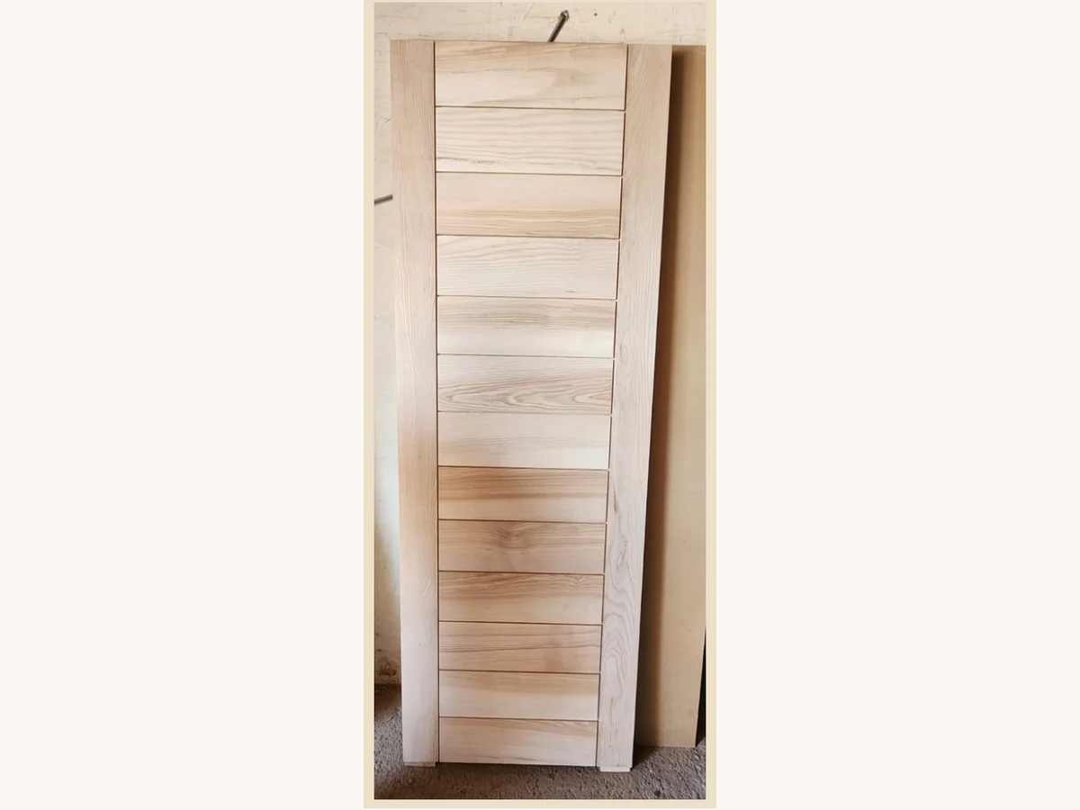 Puerta modelo Capri sólida en Fresno - Madera & Diseño