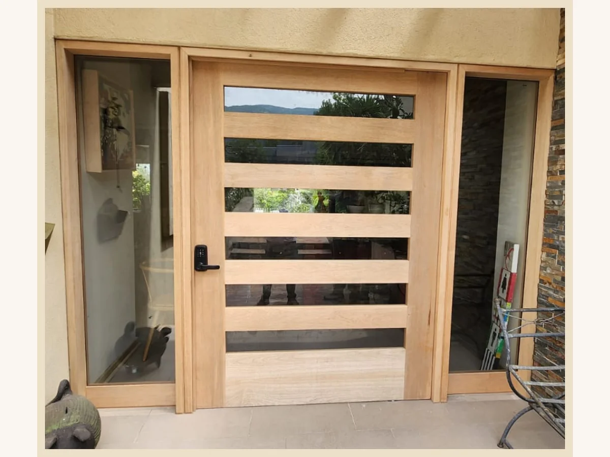 Puerta vidriada con 2 laterales fijos sólidos en Mara - Madera & Diseño