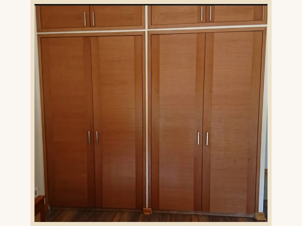Puertas clóset en 2 hojas, modelo Capri sin canterías, MDF enchapadas en Mara precompuesta - Madera & Diseño