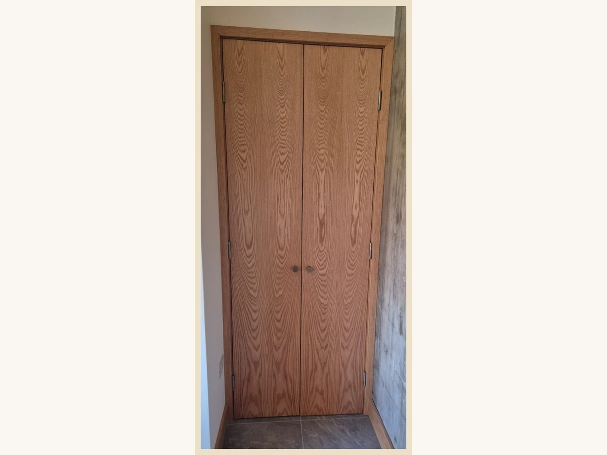 Puertas clóset MDF enchapada en Encina Roja vertical - Madera & Diseño