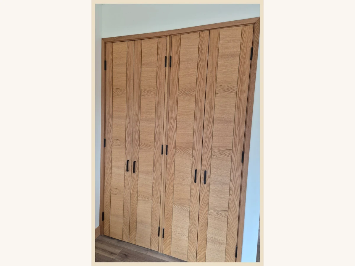 Puertas clóset modelo Capri con 2 canterías verticales MDF enchapadas en Encina Roja - Madera & Diseño