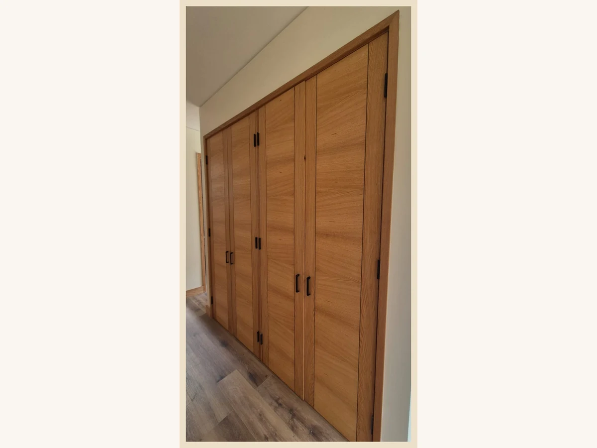 Puertas clóset modelo Capri con 2 canterías verticales MDF enchapada en Encina Roja - Madera & Diseño