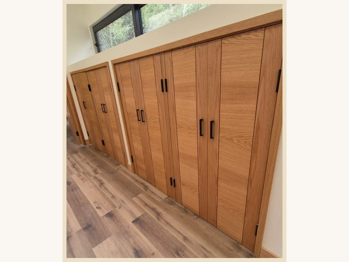 Puerta clóset modelo Capri con 2 canterías verticales MDF enchapadas en Encina Roja - Madera & Diseño