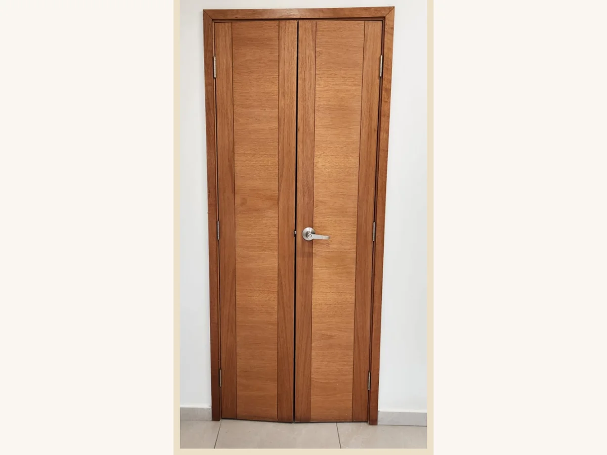 Puertas clóset en 2 hojas modelo Capri con 2 canterías verticales MDF enchapadas en Mara - Madera & Diseño