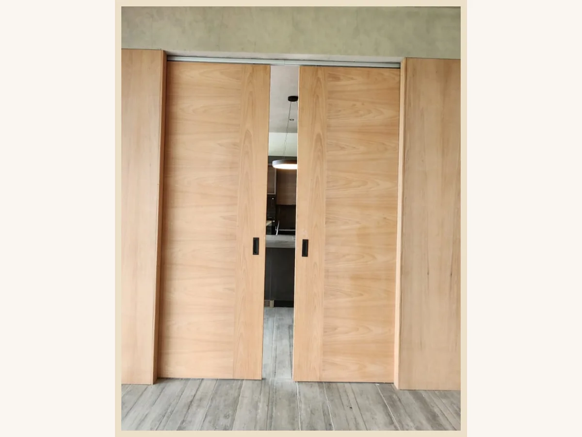 Puerta corredera en 2 hojas modelo Media Capri MDF enchapada en Jequitiba - Madera & Diseño