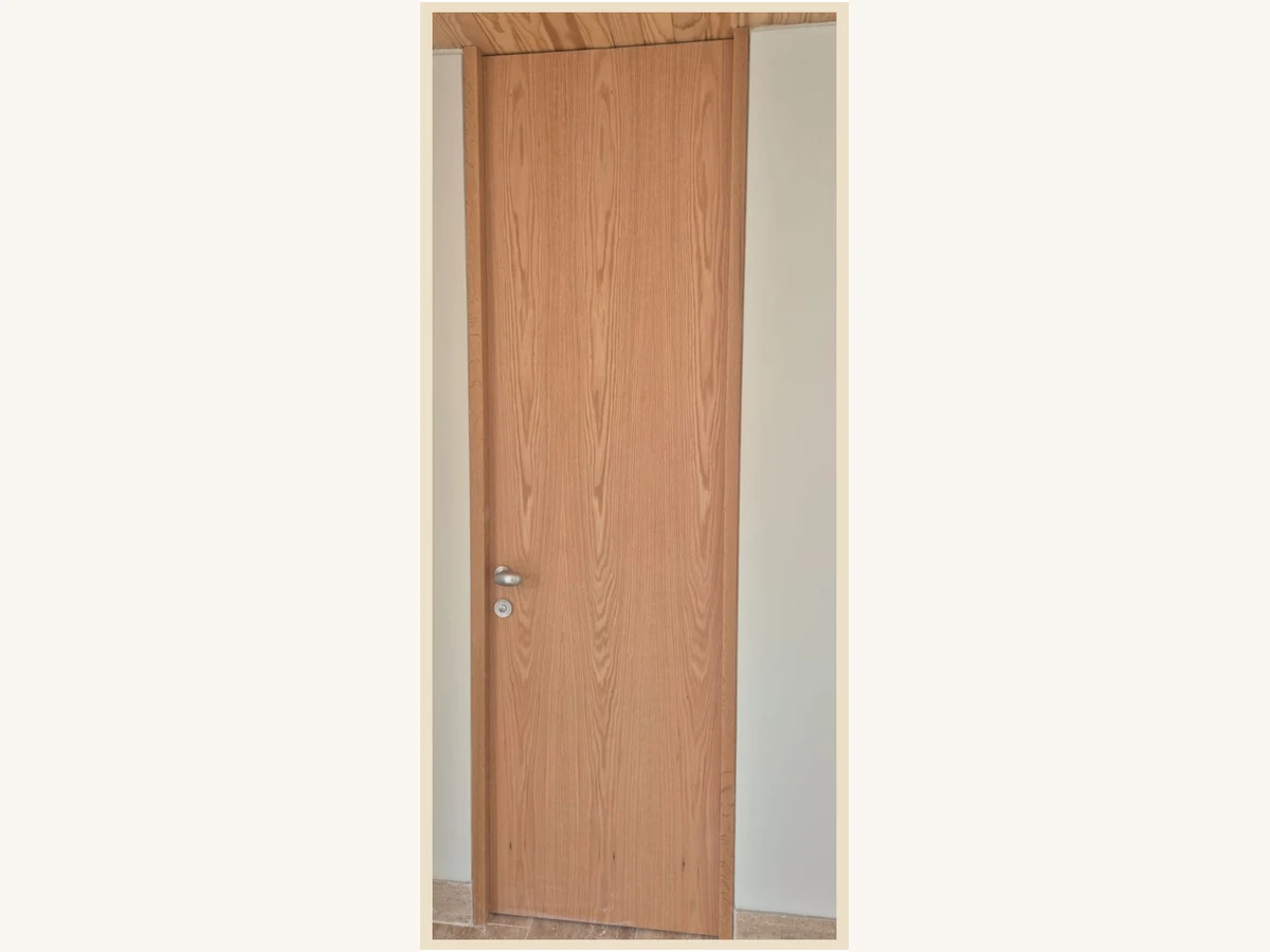 Puerta de piso a cielo MDF enchapada en Encina Roja vertical - Madera & Diseño