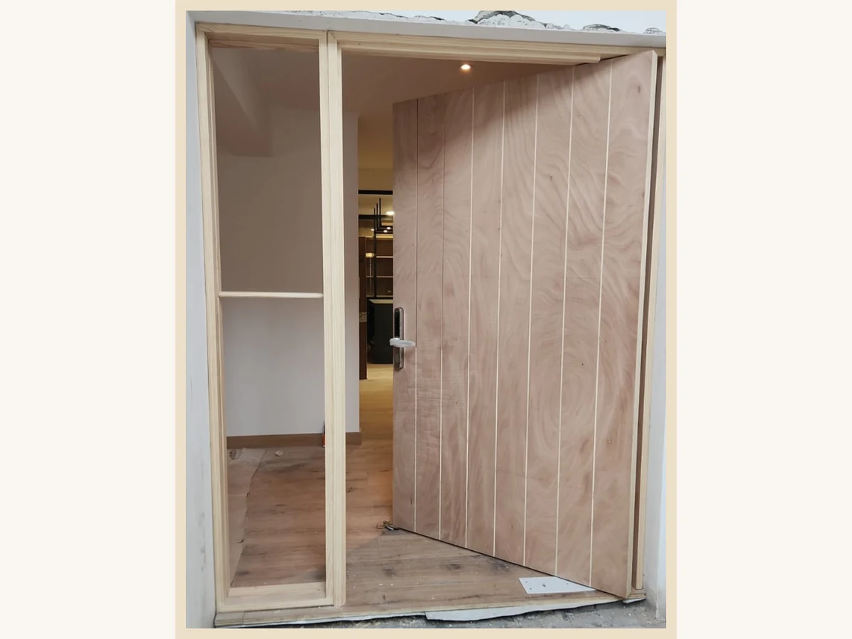 Puerta revestida con terciado marino para intemperie con canterías verticales - Madera & Diseño