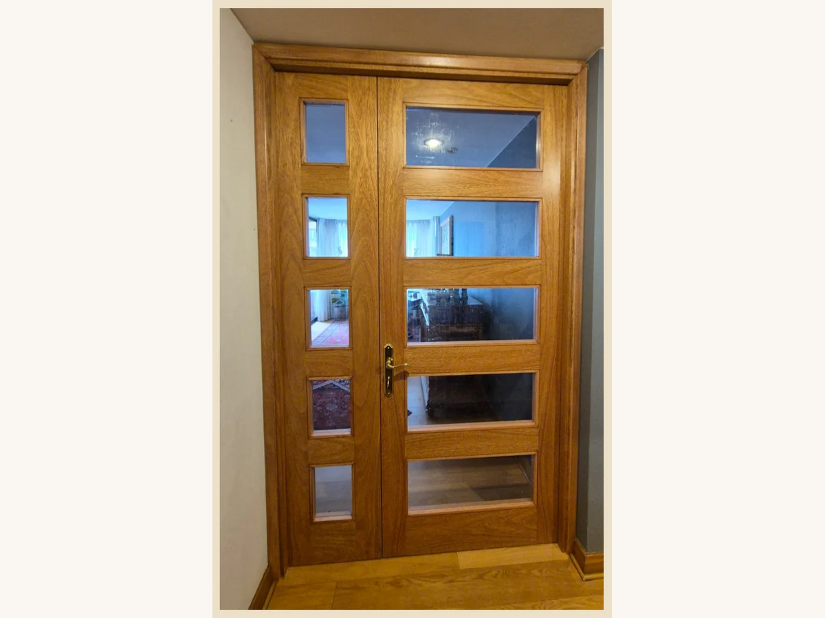 Puerta vidriada en 2 hojas MDF enchapadas en Encina Roja - Madera & Diseño