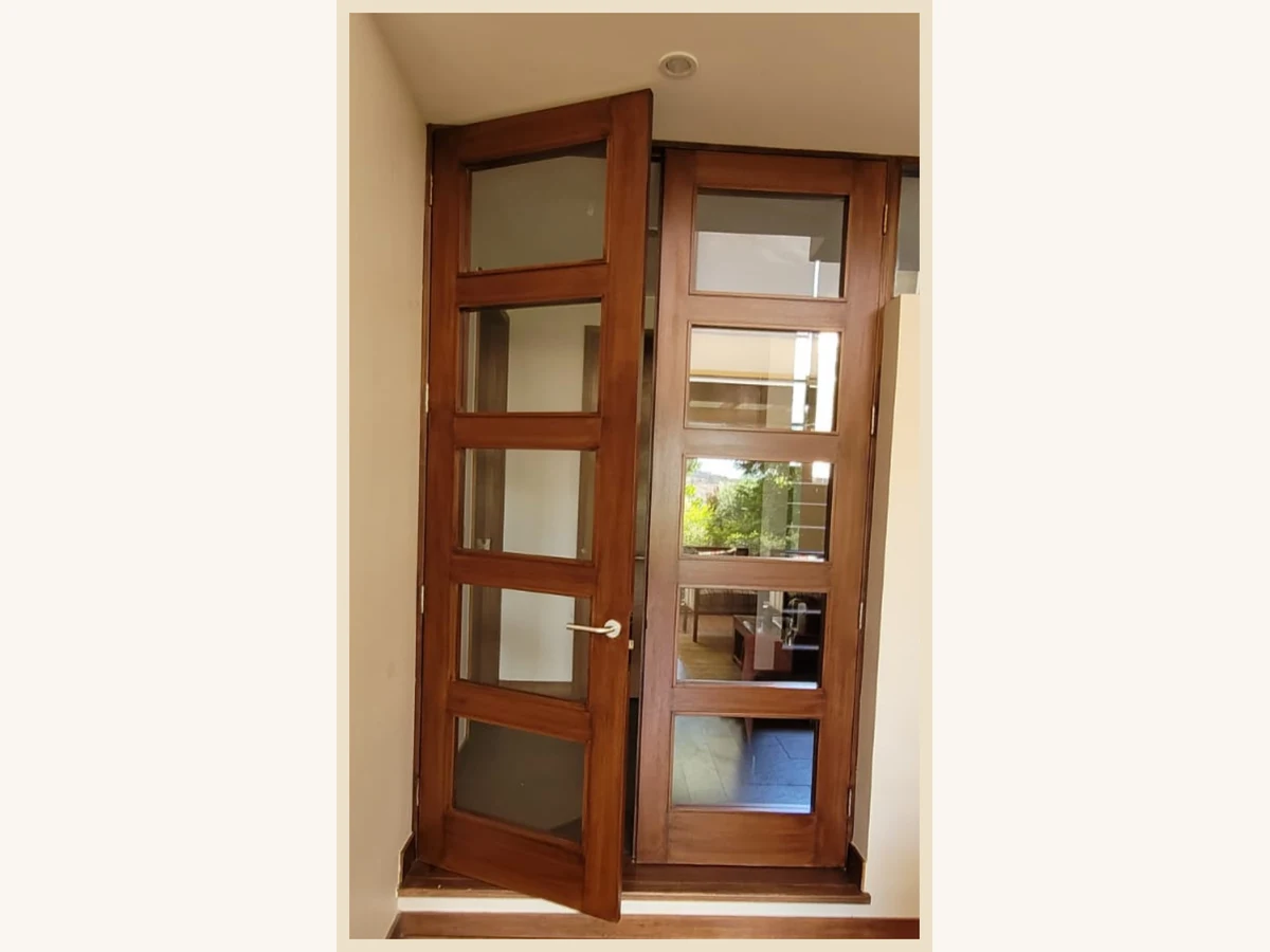 Puerta vidriada en 2 hojas MDF enchapadas en Mara - Madera & Diseño