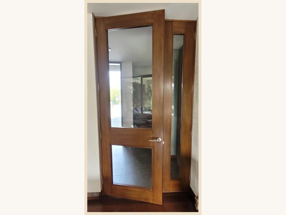 Puerta vidriada con un fijo lateral MDF enchapada en Mara - Madera & Diseño