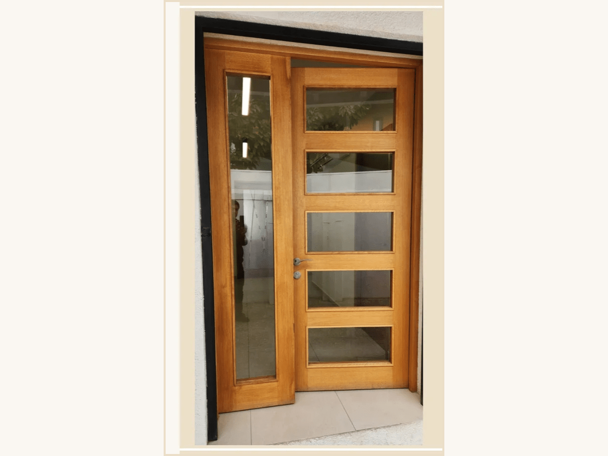 Puerta para instalar 5 vidrios más lateral fijo MDF enchapada en Mara - Madera & Diseño